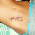 татуировка на шраме от аппендицита у девушки